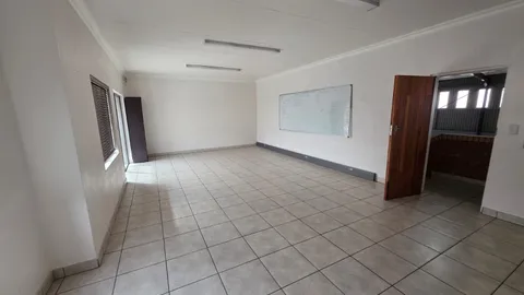 23 Dakota Crescemt, Airport Park, Germiston - 1189m² - Insuatrial - Warehouse - To Let - Germiston - Airport Park (2)